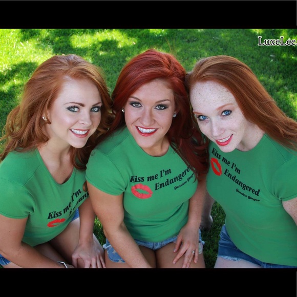 Green kiss me I’m endangered tshirt - Picture 2 of 2